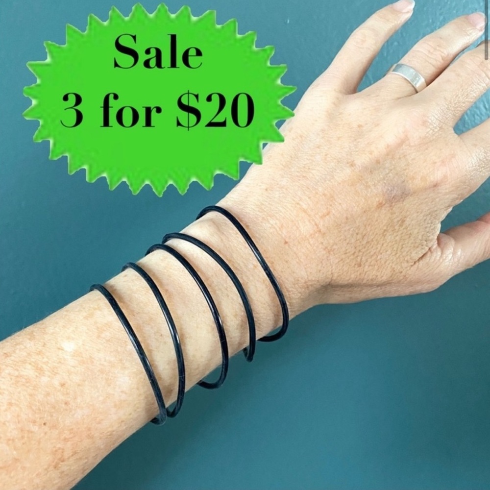 Hot Topic Black Rubber Gummy Bracelets 10 pc Silicone Jelly Wristbands 80s retro - Picture 10 of 10
